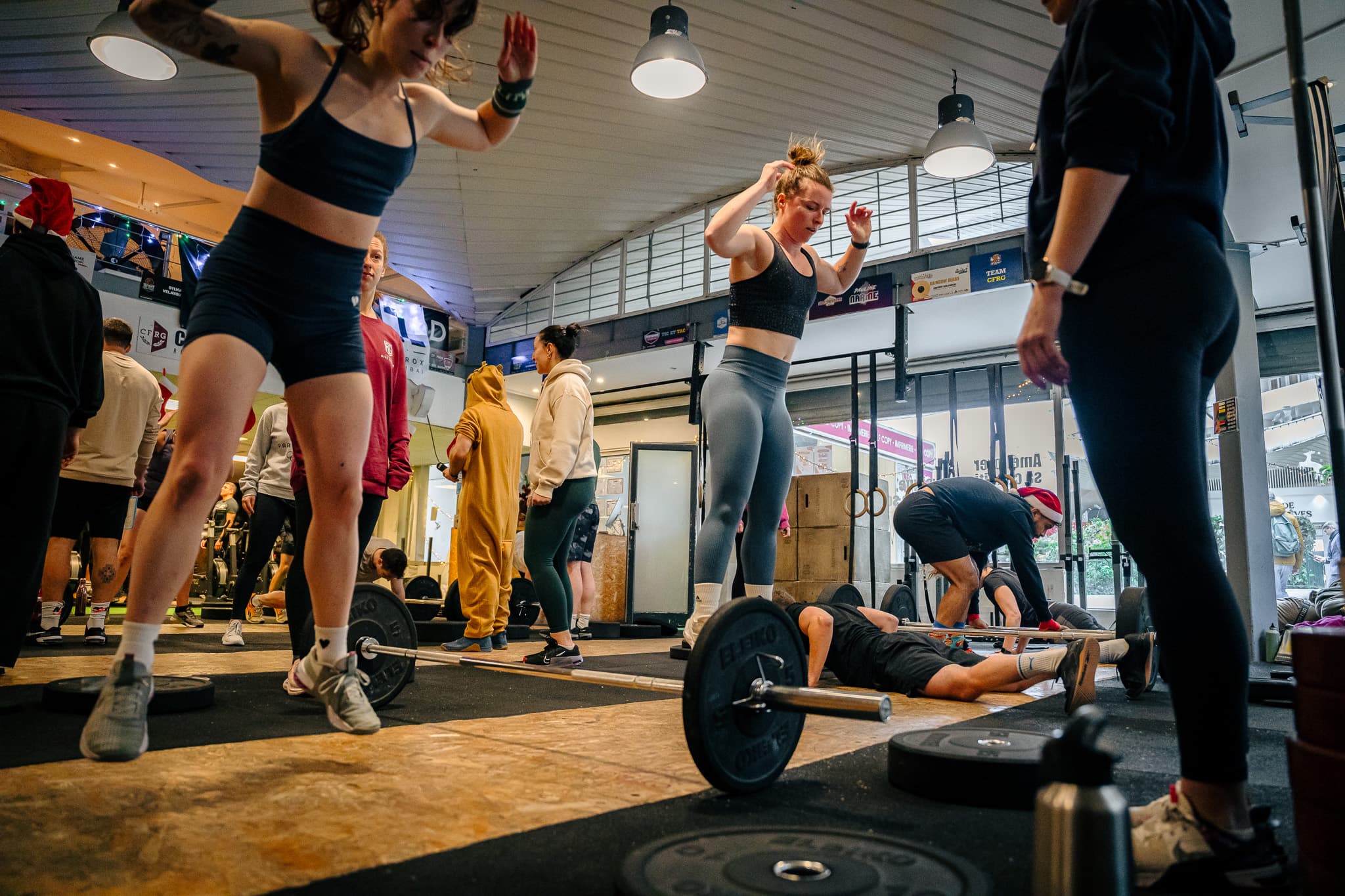 Entraînement collectif CrossFit et Hyrox avec burpees et barbell à Paris 13 Tolbiac