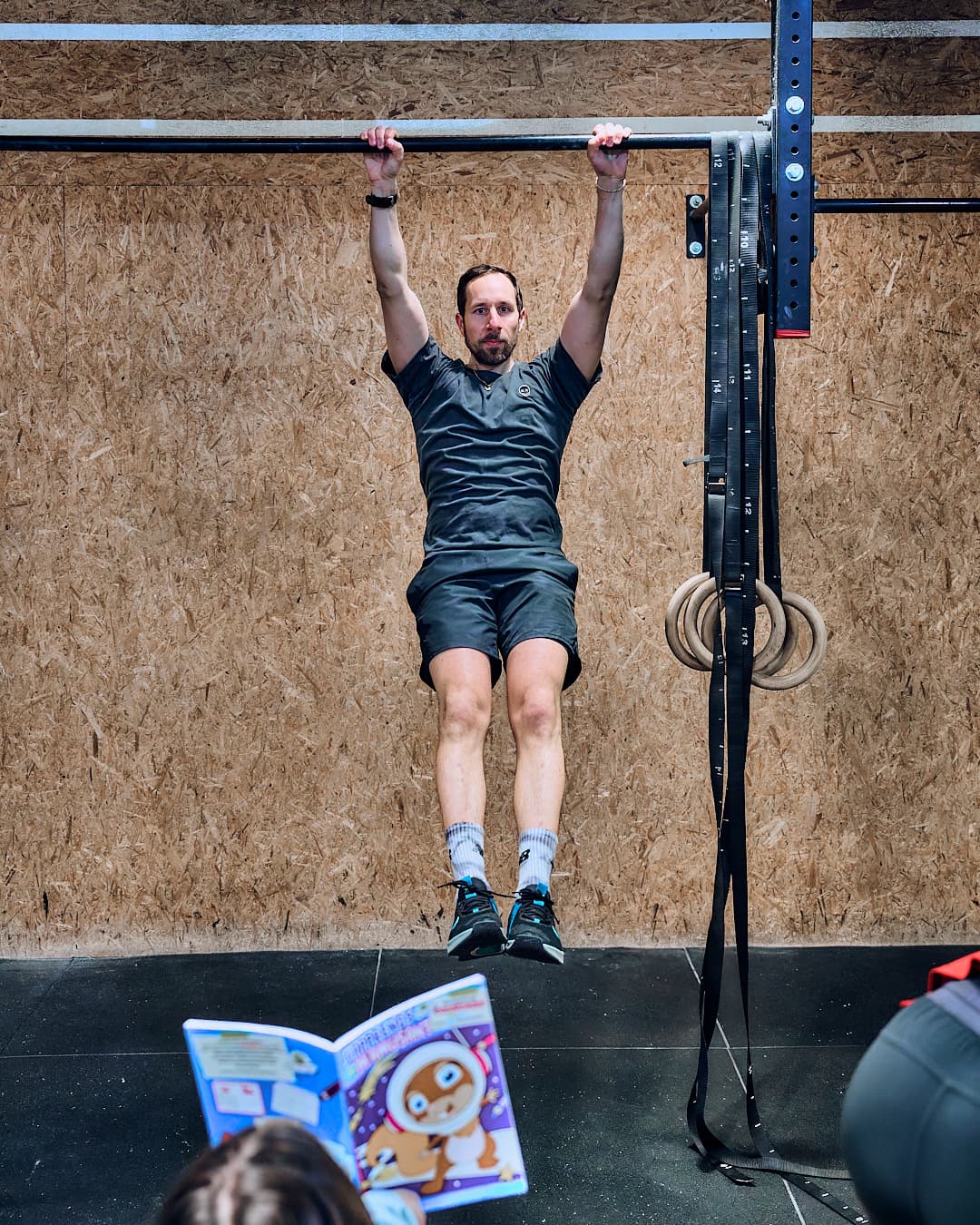 Exercice de traction à la barre dans la box CrossFit Rive Gauche Paris 13